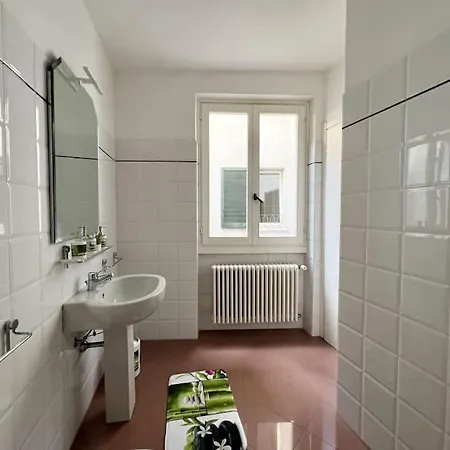Front 2-bedroom Flat - 6 Persons Domaso