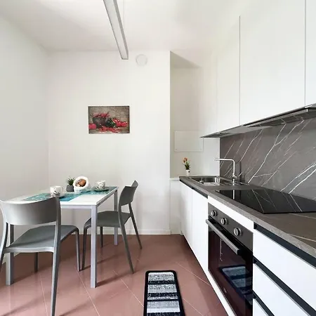 Front 2-bedroom Flat - 6 Persons Domaso